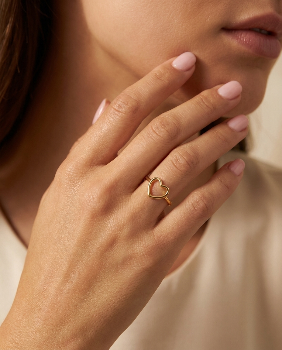 Mujer con Anillo Corazón Minimalista MALLIENA