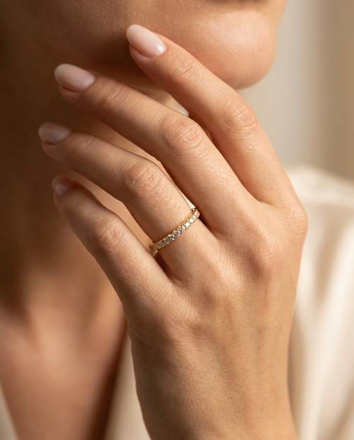 Mujer con Anillo Eternity con Circonitas MALLIENA