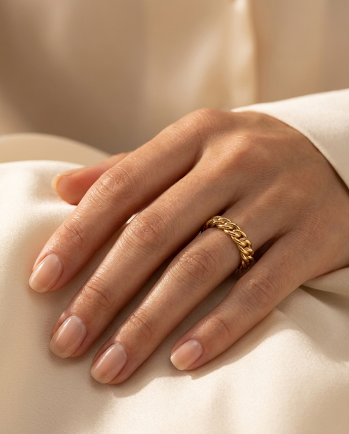 Mujer con Anillo Trenzado MALLIENA
