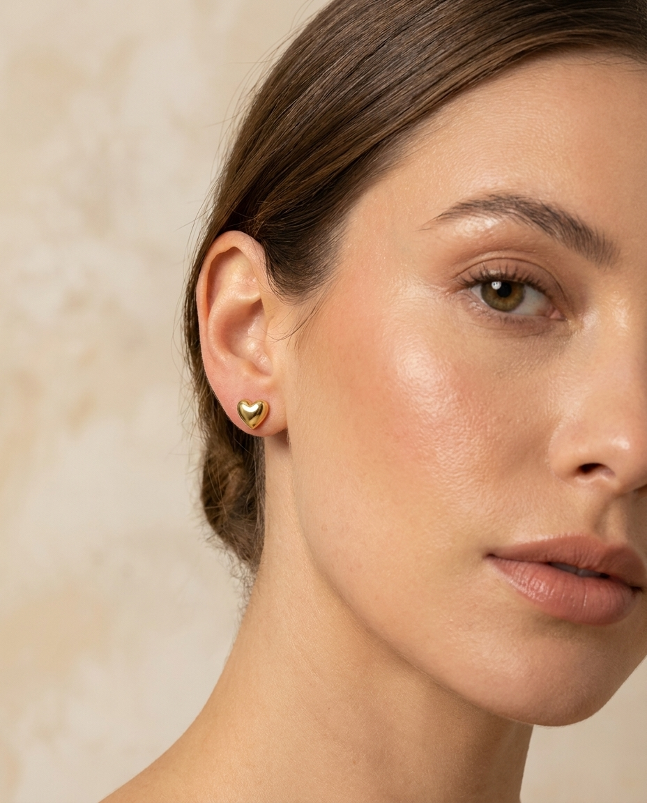 Mujer con Pendientes Corazón MALLIENA