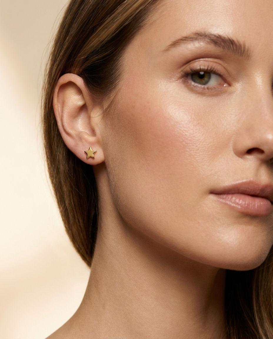 Mujer con Pendientes Estrella MALLIENA