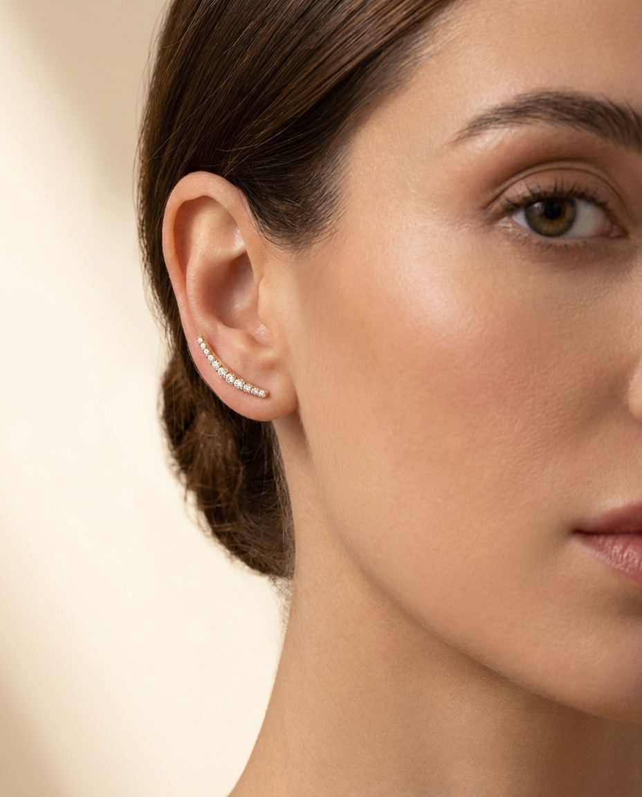 Mujer con Pendientes Trepadores MALLIENA
