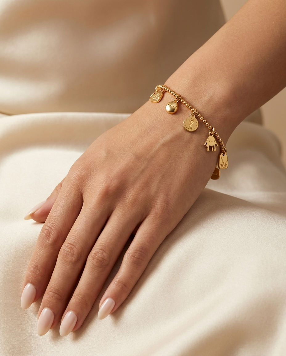Mujer con Pulsera de Charms MALLIENA