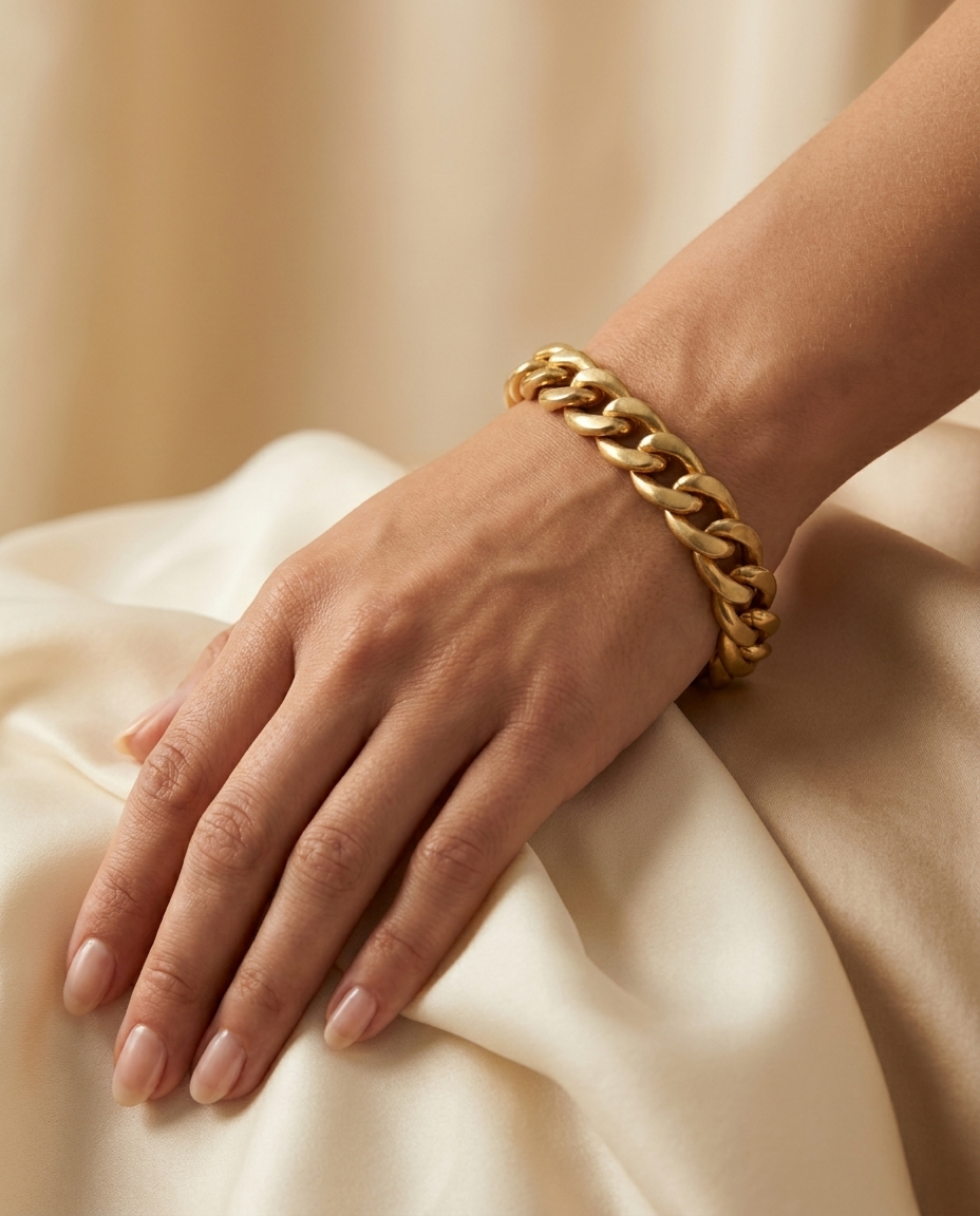 Mujer con Pulsera de Eslabones MALLIENA