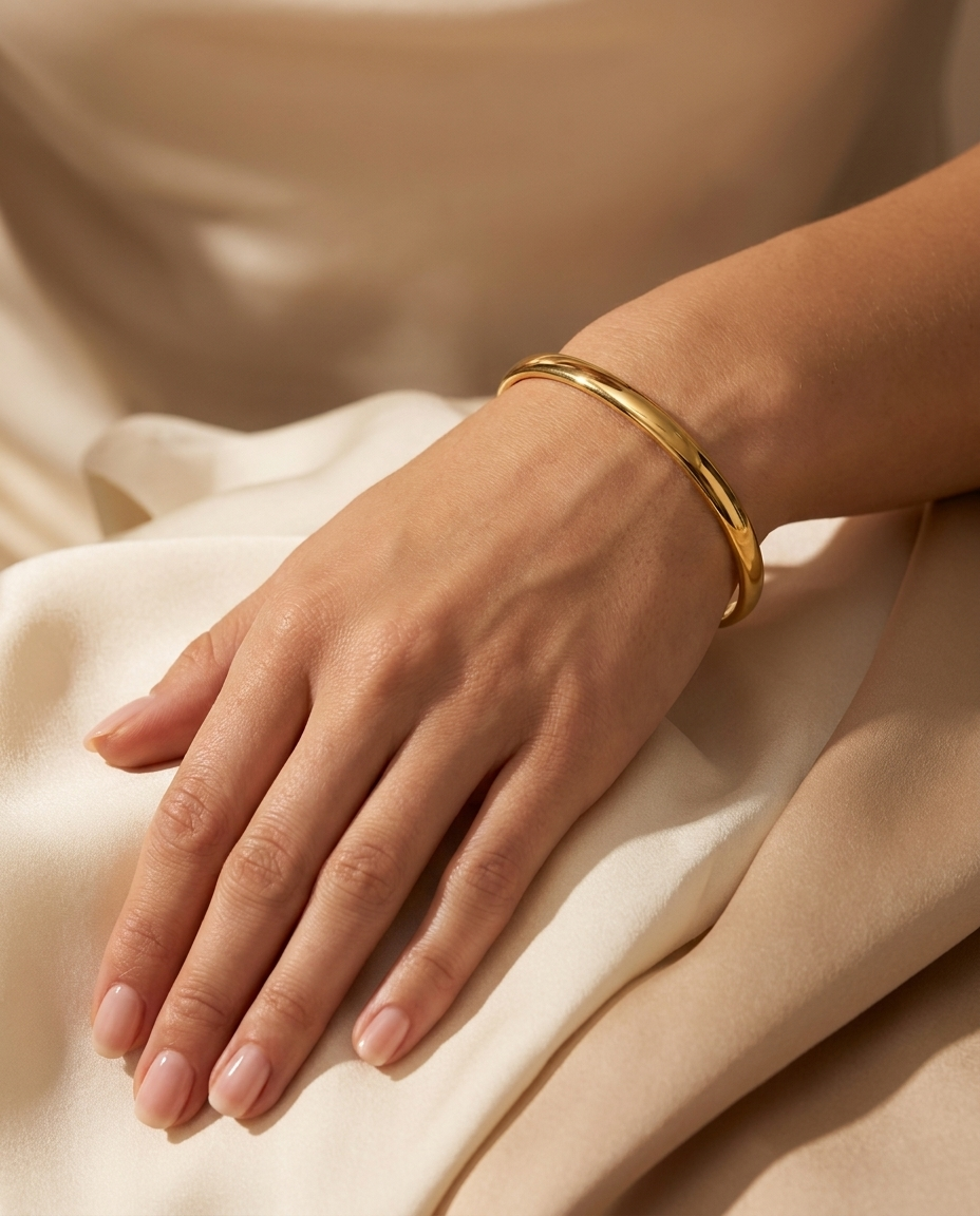 Mujer con Pulsera Rígida Bangle MALLIENA